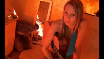 kaileeshy – naked play guitar